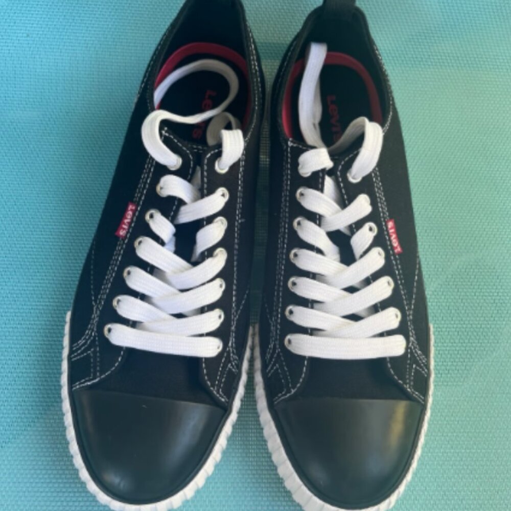 Men’s Levi’s black sneakers size 9